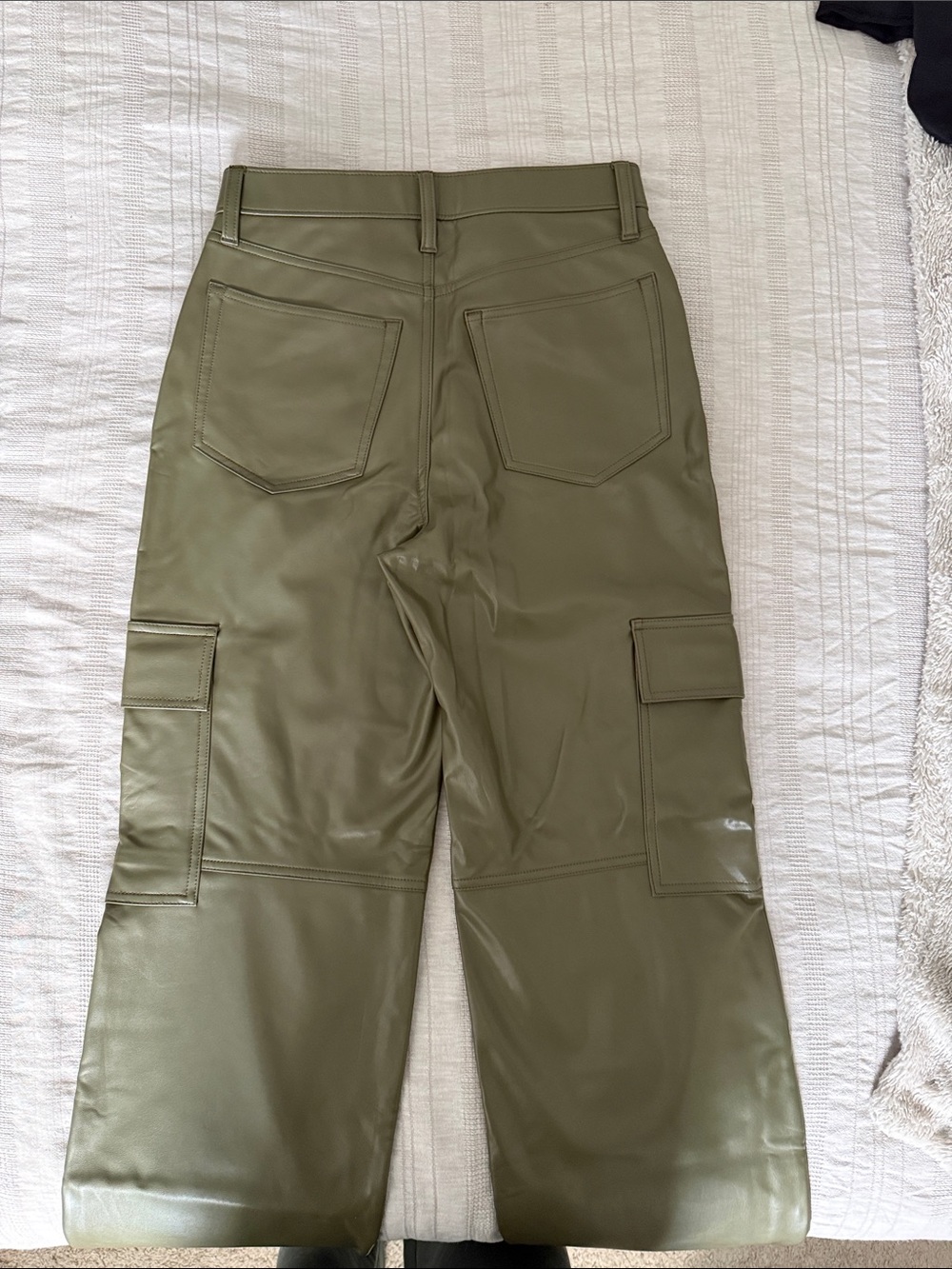 Abercrombie & Fitch Vegan Leather Cargo 90s Relaxed Pant - Picture 3 of 6